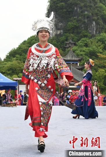 廣西羅城仫佬山鄉上演民族服飾秀